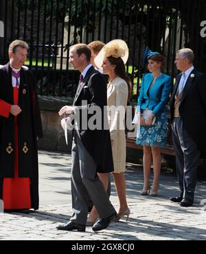 Le prince William, duc de Cambridge, Catherine, duchesse de Cambridge, la princesse Beatrice et le prince Andrew, duc d'York assistent au mariage royal de Zara Phillips avec Mike Tindall à Canongate Kirk, à Édimbourg, le 30 juillet 2011. Banque D'Images