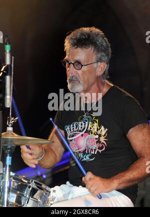 Eddie Jordan se fait la batterie avec son groupe Eddie et les Robbers lors du lancement mondial du Global Party au Natural History Museum de Londres Banque D'Images