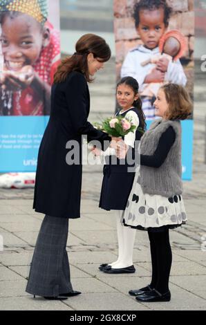 La princesse Marie du Danemark reçoit un bouquet de fleurs lorsqu'elle visite le centre de la Division des approvisionnements de l'UNICEF à Copenhague, au Danemark, pour voir la distribution de l'aide à l'Afrique de l'est le 2 novembre 2011. Banque D'Images