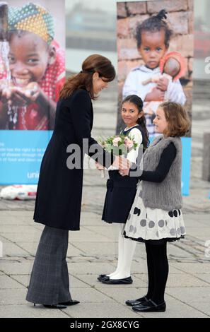 La princesse Marie du Danemark reçoit un bouquet de fleurs lorsqu'elle visite le centre de la Division des approvisionnements de l'UNICEF à Copenhague, au Danemark, pour voir la distribution de l'aide à l'Afrique de l'est le 2 novembre 2011. Banque D'Images