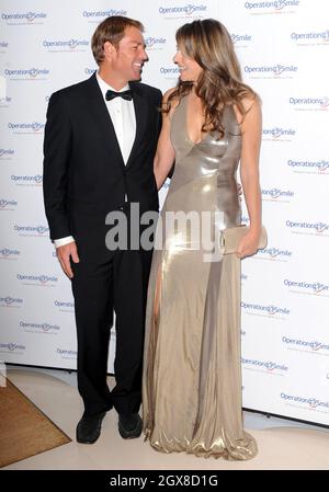 Liz Hurley et Shane Warne participent au bal de la Charité Operation Smile au Hurlingham Club de Londres le 10 novembre 2011. Banque D'Images