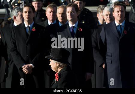 La reine Elizabeth ll passe par Gordon Brown, Ed Miliband, Tony Blair, Nick Clegg, John Major et David Cameron lors de la cérémonie du jour du souvenir au Cenotaph à Londres, le 13 novembre 2011. Banque D'Images