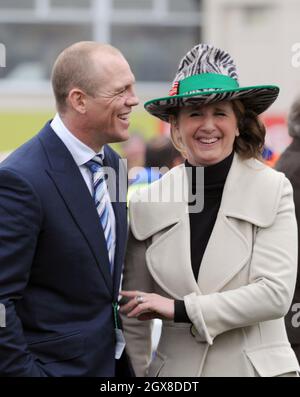 Mike Tindall et son ami assistent à la première journée des courses du Festival de Cheltenham le 3 mars 2012. Banque D'Images