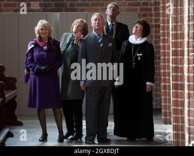 Le Prince Charles, Prince de Galles et Camilla, duchesse de Cornouailles visitent l'église Sainte-Marie lors d'une visite de la vieille ville d'Elsinore le 26 mars 2012. Banque D'Images