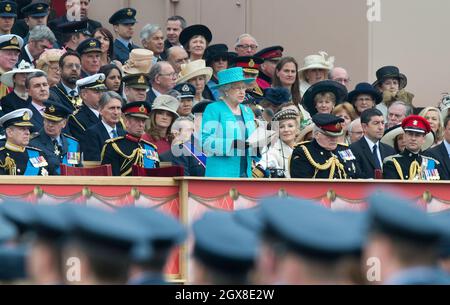 La reine Elizabeth ll prononce un discours observé par le prince Philip, duc d'Édimbourg et des membres de la famille royale lorsqu'ils assistent à la parade des Forces armées du Jubilé de diamant et à Muster, à Windsor, le 19 mai 2012 Banque D'Images