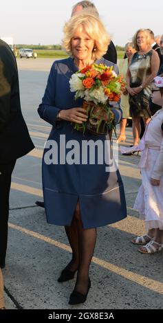 Camilla, la Duchesse de Cornwall reçoit un bouquet de fleurs lorsqu'elle arrive à Fredericton, au Nouveau-Brunswick, au début d'une tournée officielle du Jubilé de diamant au Canada, le 20 mai 2012.La duchesse porte une robe bleu Anna Valentine Air Force. Banque D'Images