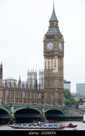 La flottille de bateaux passe par Big Ben et les chambres du Parlement lors du Diamond Jubilee Thames River Pageant le 3 juin 2012 à Londres, Angleterre. Banque D'Images