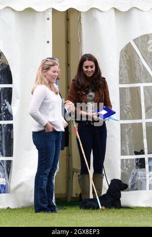 Catherine, duchesse de Cambridge se détend avec son chien Lupo et Autumn Phillips au Beaufort Polo Club où le prince William et le prince Harry jouaient dans un match de charité le 17 juin 2012 Banque D'Images