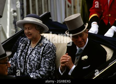 La reine Elizabeth II et le duc d'Édimbourg descendent sur le parcours à leur arrivée pour le premier jour de Royal Ascot Banque D'Images