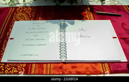 Catherine, duchesse de Cambridge et le prince William Duke de Cambridge signent le livre des visiteurs lors d'une visite des jardins de la baie à Singapour le deuxième jour d'une visite du Jubilé de diamant de l'extrême-Orient. Banque D'Images