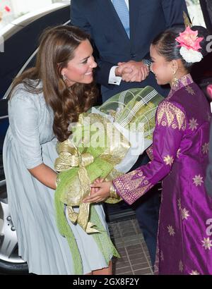 Catherine, Duchesse de Cambridge reçoit un bouquet de fleurs d'une jeune fille alors qu'elle arrive avec le prince William, duc de Cambridge pour un déjeuner organisé par le Premier ministre de Malaisie à Kuala Lumpur le jour 3 d'un Jubilé de diamant Tour de l'extrême-Orient. Banque D'Images