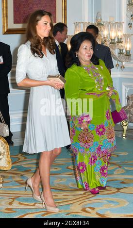 Catherine, duchesse de Cambridge, est accueillie par Datin Seri Rosmah Mansor, épouse du Premier ministre de Malaisie, alors qu'elle participe à un déjeuner à Kuala Lumpur le 3 jour d'un Jubilé de diamant Tour de l'extrême-Orient. Banque D'Images