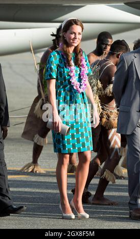 Catherine, duchesse de Cambridge, portant une guirlande traditionnelle, arrive à l'aéroport Henderson de Honiara, aux Îles Salomon, le 16 septembre 2012. Banque D'Images