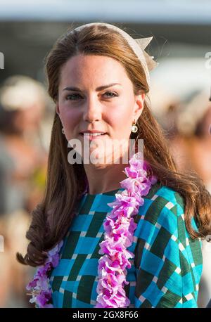 Catherine, duchesse de Cambridge, portant une guirlande traditionnelle, arrive à l'aéroport Henderson de Honiara, aux Îles Salomon, le 16 septembre 2012. Banque D'Images