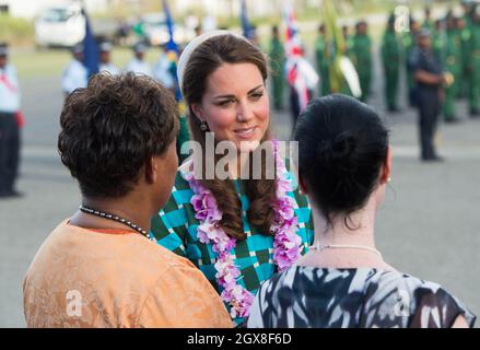 Catherine, duchesse de Cambridge, portant une guirlande traditionnelle, arrive à l'aéroport Henderson de Honiara, aux Îles Salomon, le 16 septembre 2012. Banque D'Images