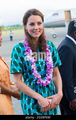 Catherine, duchesse de Cambridge, portant une guirlande traditionnelle, arrive à l'aéroport Henderson de Honiara, aux Îles Salomon, le 16 septembre 2012. Banque D'Images