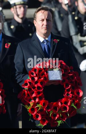 Le Premier ministre David Cameron dépose une couronne pendant le Service du souvenir au Cenotaph à Londres. Banque D'Images