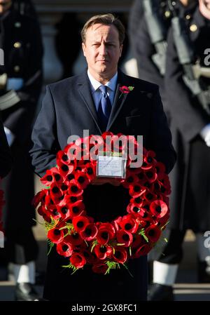 Le Premier ministre David Cameron dépose une couronne pendant le Service du souvenir au Cenotaph à Londres. Banque D'Images