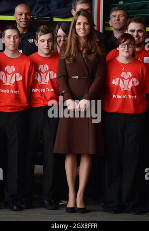 Catherine, Duchesse de Cambridge, pose une photo alors qu'elle visite Humberside Fire and Rescue lors d'une visite officielle à Grimsby le 5 mars 2013. Banque D'Images