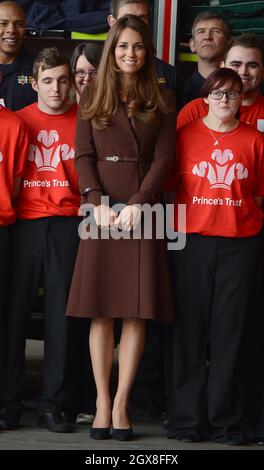 Catherine, Duchesse de Cambridge, pose une photo alors qu'elle visite Humberside Fire and Rescue lors d'une visite officielle à Grimsby le 5 mars 2013. Banque D'Images