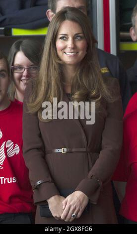 Catherine, Duchesse de Cambridge, pose une photo alors qu'elle visite Humberside Fire and Rescue lors d'une visite officielle à Grimsby le 5 mars 2013. Banque D'Images