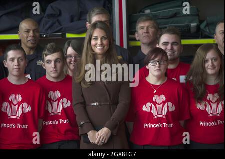 Catherine, Duchesse de Cambridge, pose une photo alors qu'elle visite Humberside Fire and Rescue lors d'une visite officielle à Grimsby le 5 mars 2013. Banque D'Images