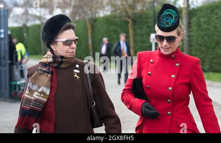 La princesse Anne, la princesse royale et la fille Zara Phillips assistent à la Journée des dames au Cheltenham Festival le 13 mars 2013. Banque D'Images