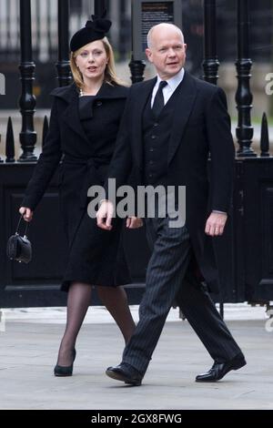 William Hague et son épouse Ffion Hague arrivent pour les funérailles de Margaret Thatcher à la cathédrale Saint-Paul à Londres le 17 avril 2013. Banque D'Images