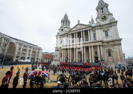 Le cercueil de l'ancien Premier ministre Margaret Thatcher arrive dans une voiture à canon à la cathédrale Saint-Paul de Londres le 17 avril 2013. Banque D'Images