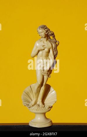 Reproduction à l'échelle après restauration de la statue représentant la naissance de Vénus par Botticelli sur fond orange Banque D'Images