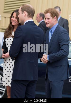 Catherine, duchesse de Cambridge, Prince William, duc de Cambridge et Prince Harry (à droite) assistent à l'inauguration des studios Warner Bros Leavesden le 26 avril 2013 Banque D'Images