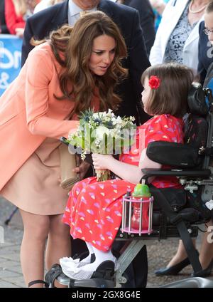 Catherine, Duchesse de Cambridge reçoit des fleurs de la patiente Sally Evans alors qu'elle visite le Naomi House Children's Hospice près de Winchester le 29 avril 2013 Banque D'Images