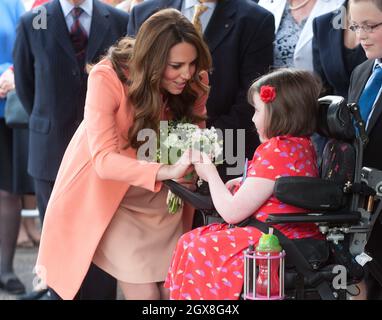 Catherine, Duchesse de Cambridge reçoit des fleurs de la patiente Sally Evans alors qu'elle visite le Naomi House Children's Hospice près de Winchester le 29 avril 2013 Banque D'Images