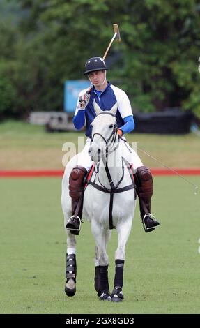 Le Prince William, duc de Cambridge, participe à un match de polo de charité au Beaufort Polo Club de Tetbury le 16 juin 2013. Banque D'Images