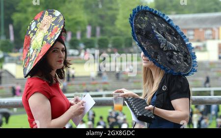 Les Racegoers en chapeaux inhabituels assistent à la première journée de Royal Ascot le 18 juin 2013 Banque D'Images