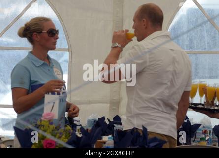 Zara Phillips et son mari Mike Tindall lors d'un match de polo de charité au Tidworth Polo Club près de Salisbury. Banque D'Images