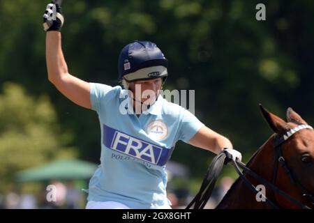 Zara Phillips en action lors d'un match de polo de charité au Tidworth Polo Club près de Salisbury. Banque D'Images