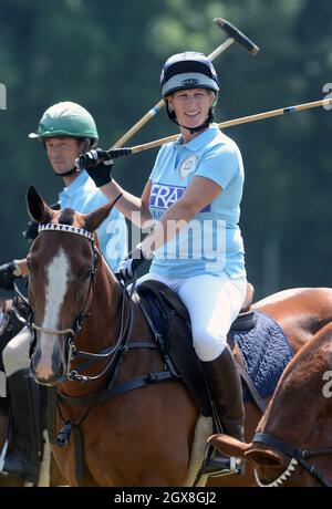 Zara Phillips en action lors d'un match de polo de charité au Tidworth Polo Club près de Salisbury. Banque D'Images