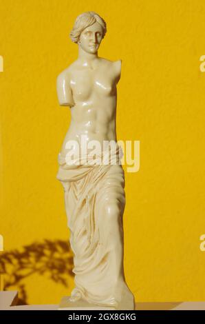 Reproduction à l'échelle de la statue de Vénus de Milo sur fond orange Banque D'Images