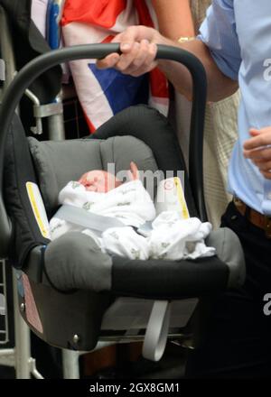 Le prince William, duc de Cambridge, transporte son fils nouveau-né dans une voiture pour bébé alors qu'il quitte l'aile Lindo de l'hôpital St. Mary le 23 juillet 2013. Banque D'Images