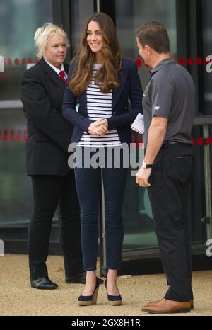 La duchesse de Cambridge, patron de SportsAid, lors de sa visite à la boîte de cuivre de l'ancien parc olympique, à l'est de Londres, pour voir comment les jeunes athlètes bénéficient de l'aide d'une de ses œuvres caritatives. Banque D'Images