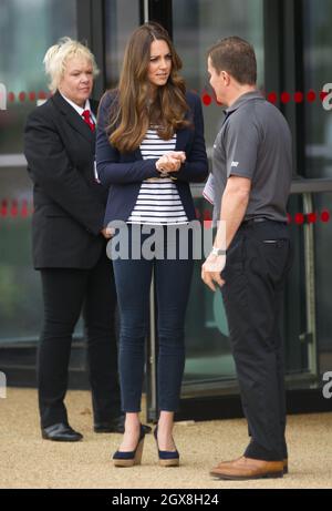 La duchesse de Cambridge, patron de SportsAid, lors de sa visite à la boîte de cuivre de l'ancien parc olympique, à l'est de Londres, pour voir comment les jeunes athlètes bénéficient de l'aide d'une de ses œuvres caritatives. Banque D'Images