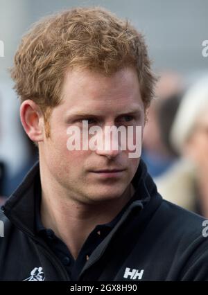 Le Prince Harry participe à la marche avec les blessés lors de l'événement de départ du South Pole Allied Challenge à Trafalgar Square à Londres. Banque D'Images