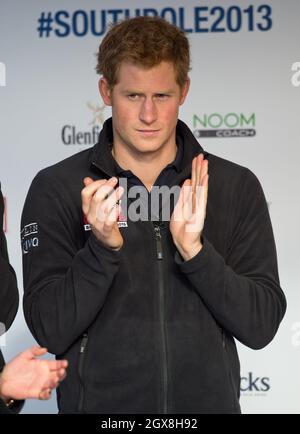 Le Prince Harry participe à la marche avec les blessés lors de l'événement de départ du South Pole Allied Challenge à Trafalgar Square à Londres. Banque D'Images