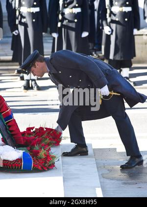 Le prince William, duc de Cambridge, dépose une couronne lors du service annuel du dimanche du souvenir au Cenotaph à Londres, le 10 novembre.2013. Banque D'Images