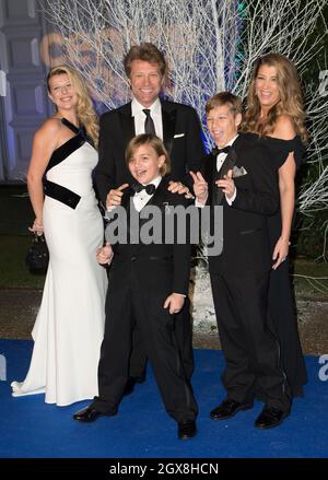 Jon bon Jovi (au centre), l'épouse Dorothea Hurley (à droite) et les enfants Stephanie, Romeo et Jacob arrivant pour le Gala des blancs d'hiver du Centerpoint qui s'est tenu au Palais de Kensington, à Londres. Banque D'Images