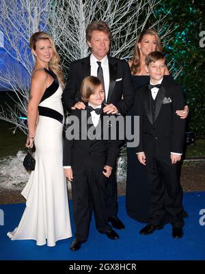 Jon bon Jovi (au centre), l'épouse Dorothea Hurley (à droite) et les enfants Stephanie, Romeo et Jacob arrivant pour le Gala des blancs d'hiver du Centerpoint qui s'est tenu au Palais de Kensington, à Londres. Banque D'Images