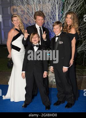 Jon bon Jovi (au centre), l'épouse Dorothea Hurley (à droite) et les enfants Stephanie, Romeo et Jacob arrivant pour le Gala des blancs d'hiver du Centerpoint qui s'est tenu au Palais de Kensington, à Londres. Banque D'Images