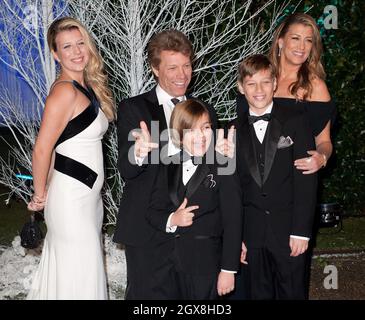 Jon bon Jovi (au centre), l'épouse Dorothea Hurley (à droite) et les enfants Stephanie, Romeo et Jacob arrivant pour le Gala des blancs d'hiver du Centerpoint qui s'est tenu au Palais de Kensington, à Londres. Banque D'Images