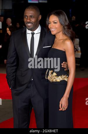 Idris Elba et Naomie Harris assistent à la représentation royale du film 'Mandela: Long Walk to Freedom' à l'Odeon Leicester Square à Londres. Banque D'Images